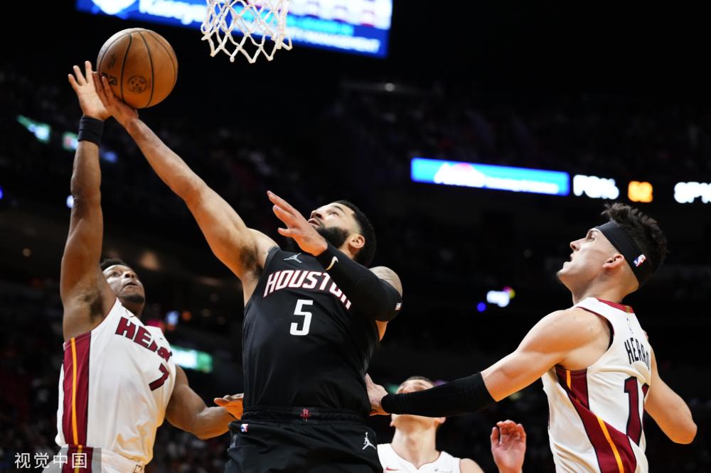 学校每年举 学校每年举